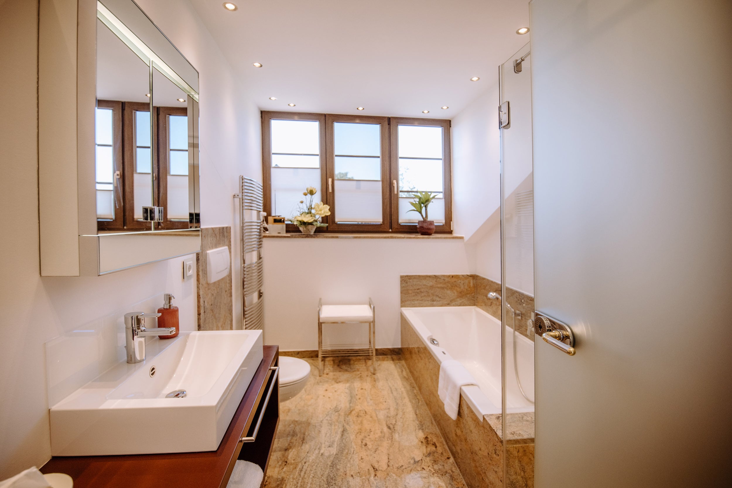 Modernes Badezimmer mit Badewanne im Apartment König Ludwig am Starnberger See