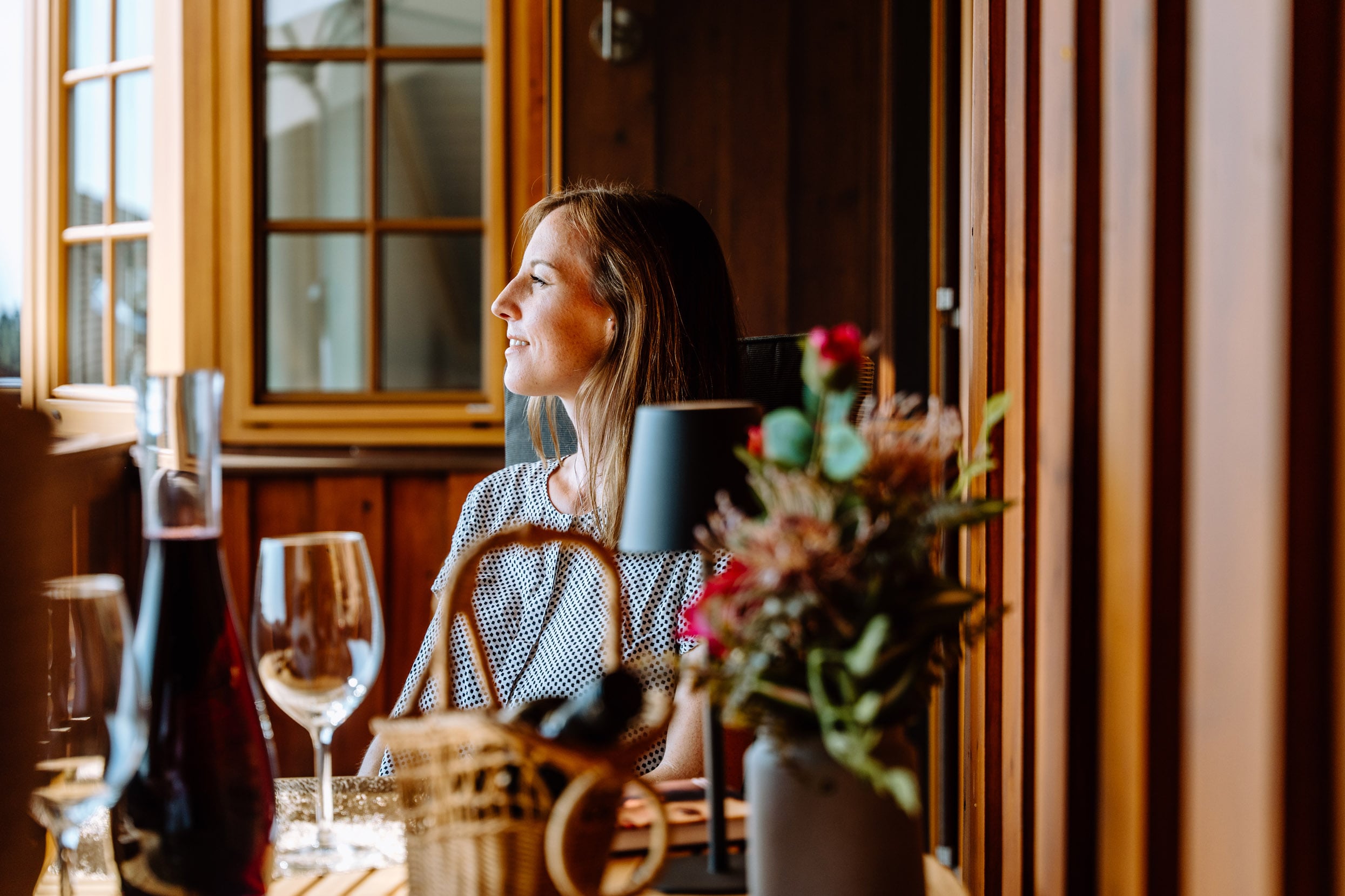 Frau genießt den Balkon der Ferienwohnung in Berg am Starnberger See