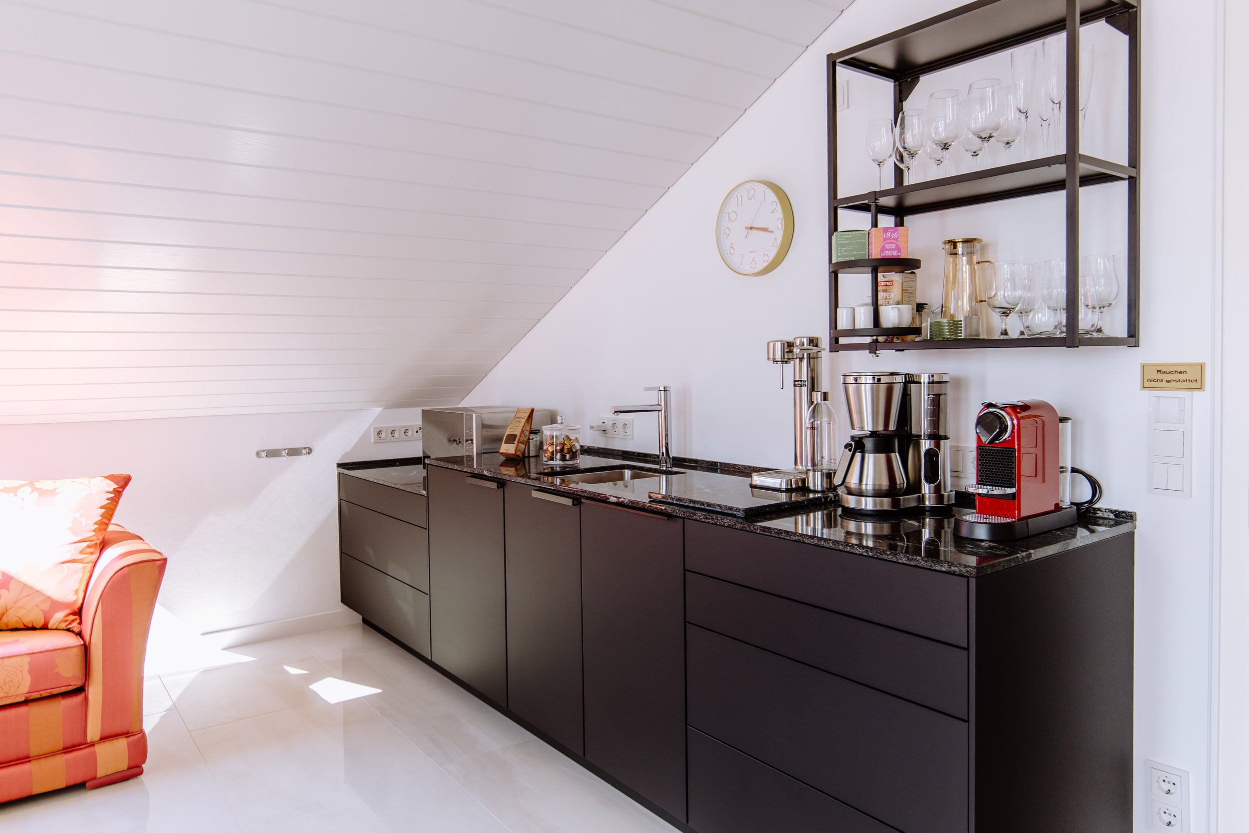 Moderne Design-Küche mit Kaffeemaschine im Apartment König Ludwig am Starnberger See