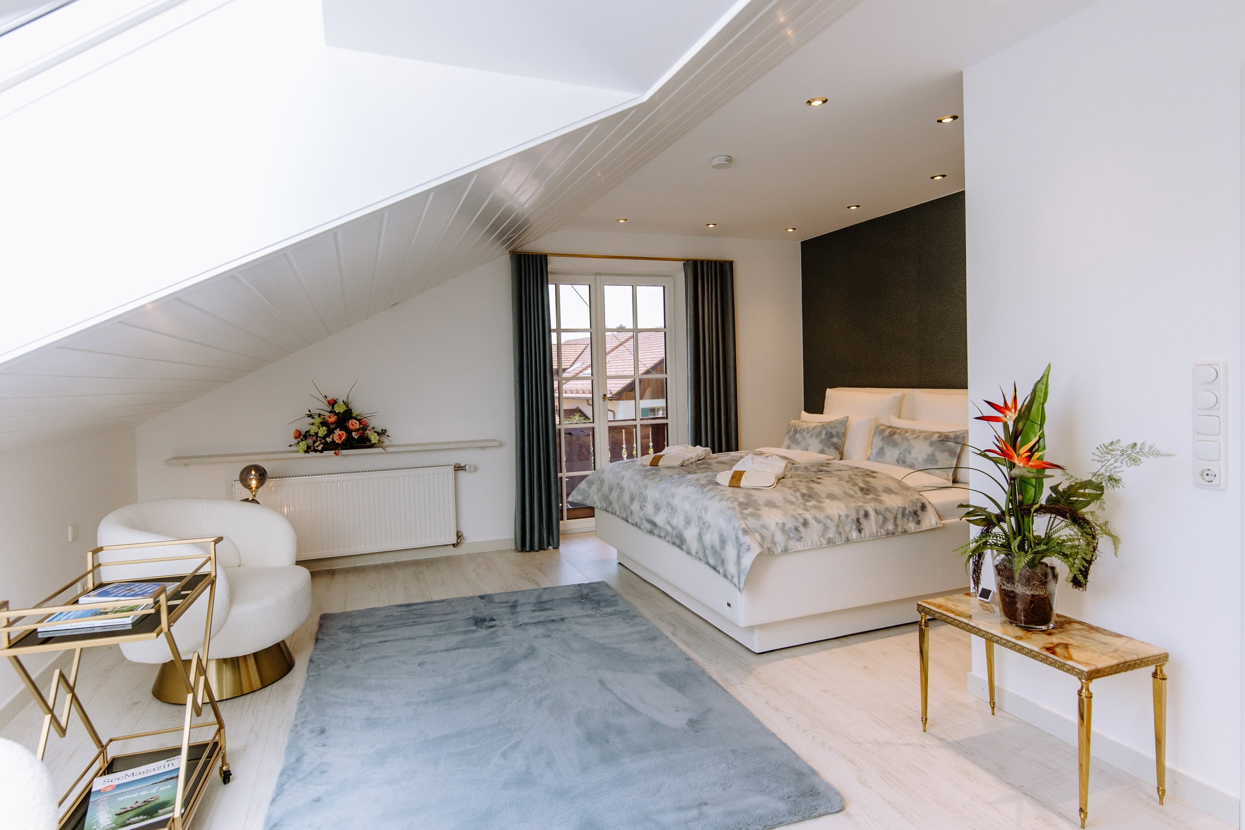 Helles Schlafzimmer mit Balkon in der Ferienwohnung König Ludwig am Starnberger See