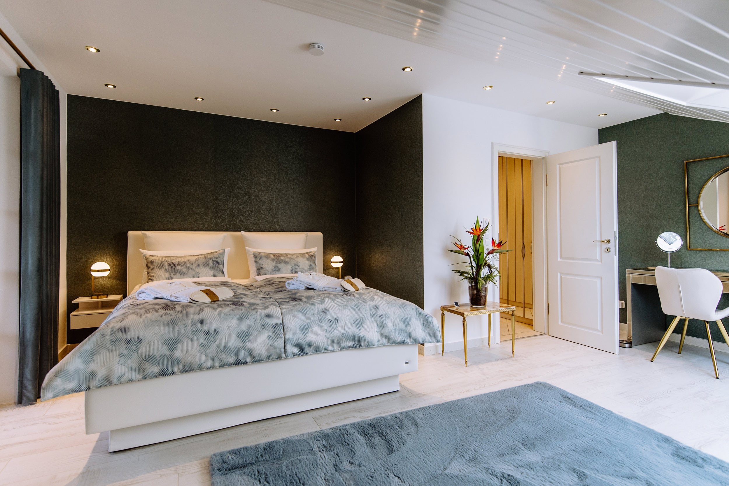 Schlafzimmer mit Kingsize-Bett im Apartment König Ludwig am Starnberger See