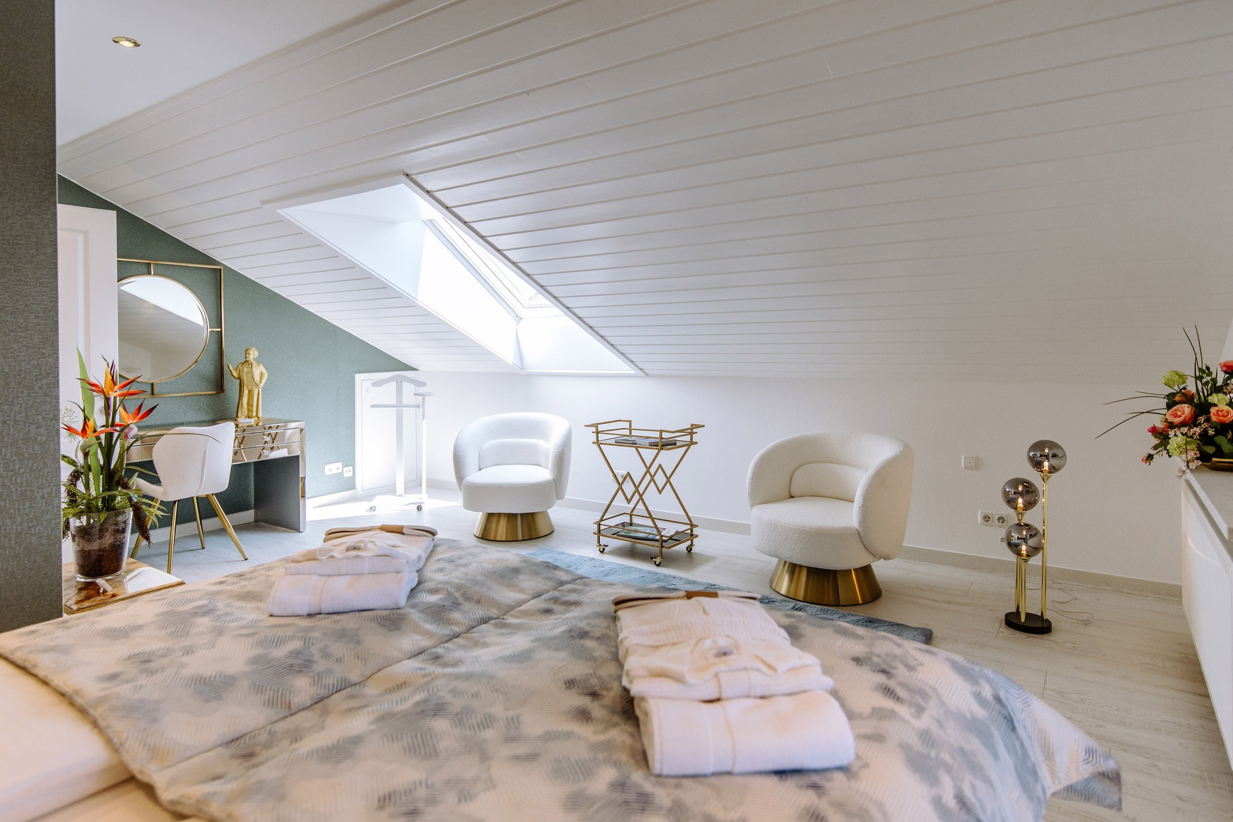 Großzügiges Schlafzimmer mit Sitzecke im Apartment König Ludwig am Starnberger See