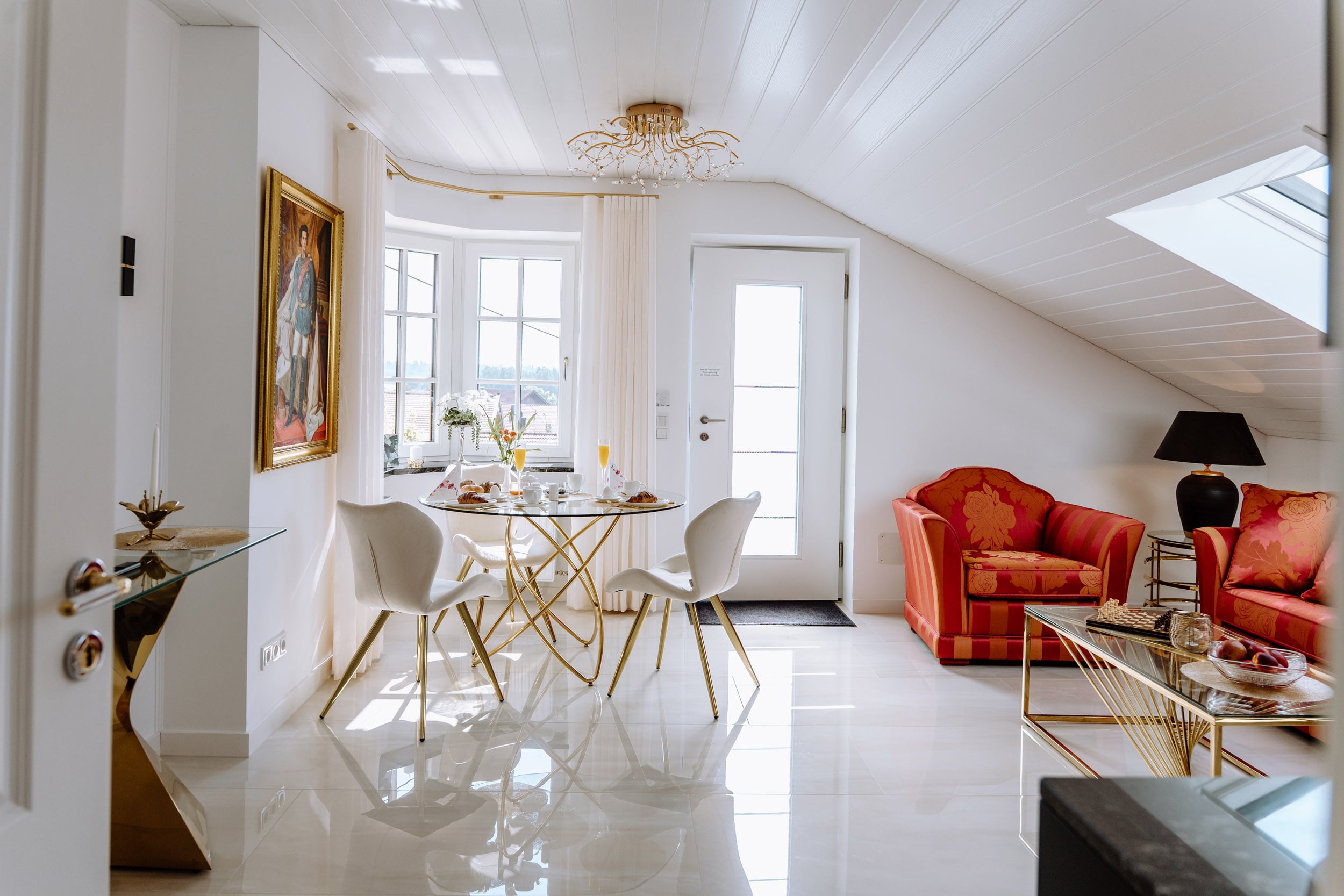 Elegantes Wohn-Esszimmer mit Balkon in der Ferienwohnung König Ludwig am Starnberger See