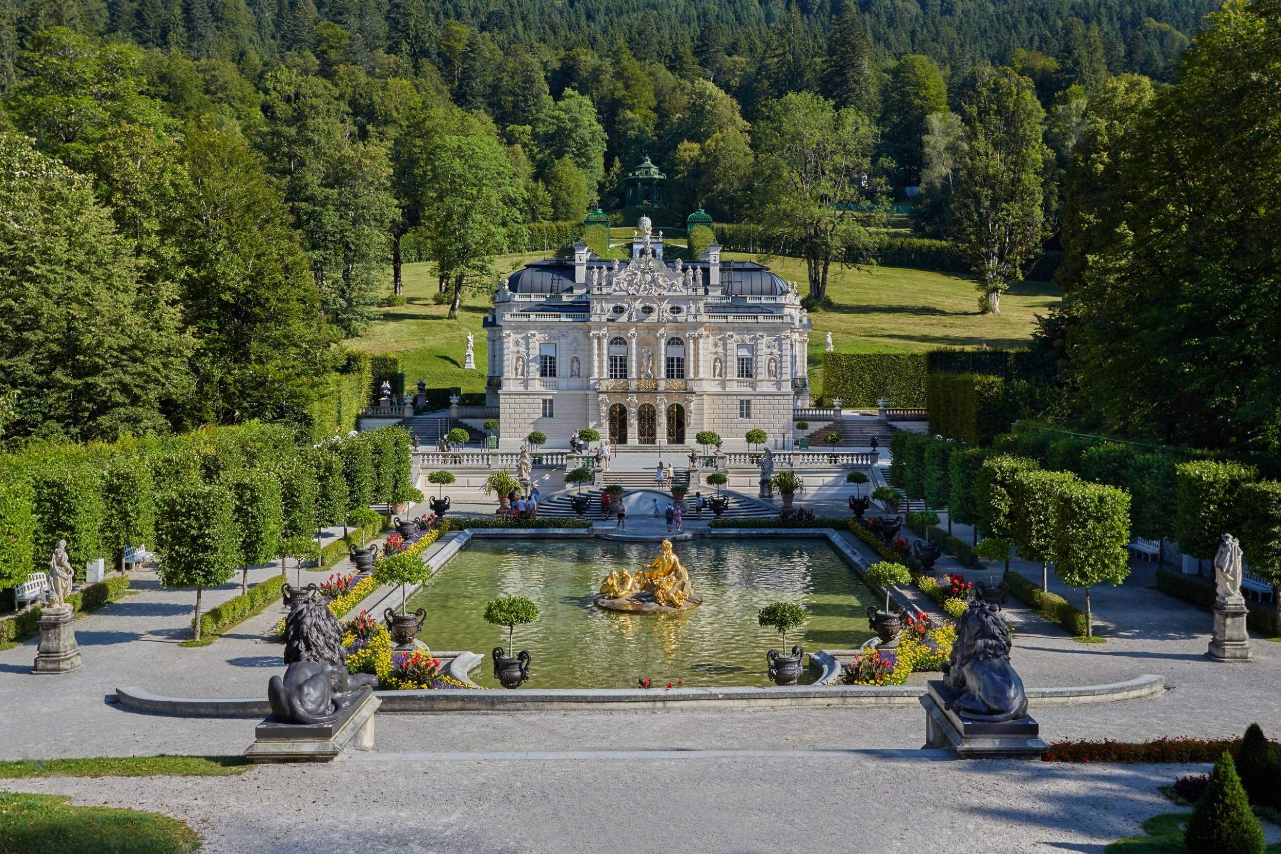 Schloss Linderhof mit barockem Garten und Springbrunnen in Bayern