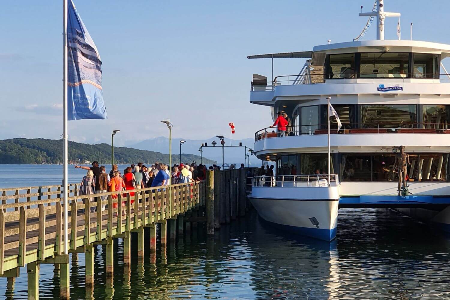 Ausflugsschiff am Anleger des Starnberger Sees mit Blick auf die Alpen